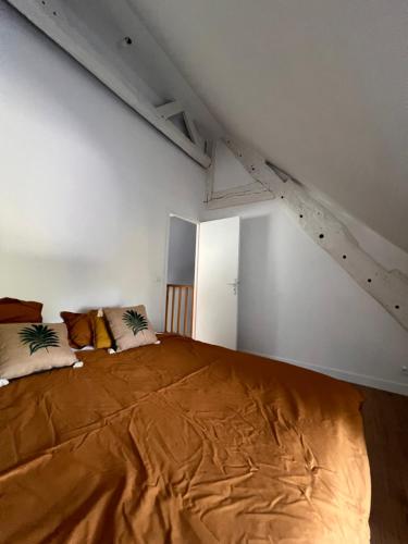 a bedroom with a large bed in a attic at La grange - Grande longère à moins de 30 minutes des plages in Plumelec
