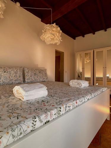 a bedroom with a large bed in a room at Casa vacanze ViaColoniola37 in Como