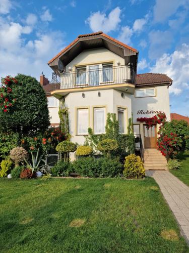 a house with a garden in front of it at Dom Gościnny Roksana in Rewal