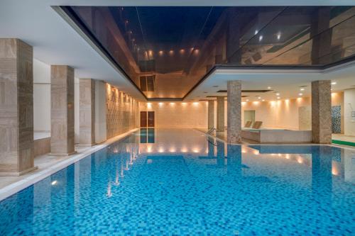 Green Max Hotelの敷地内または近くにあるプール