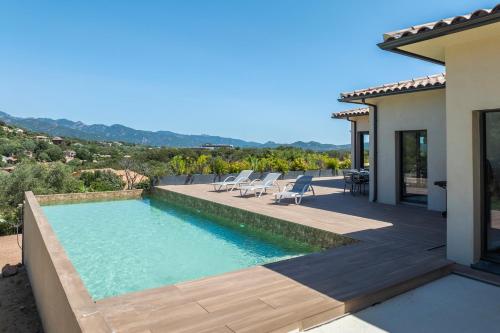 une maison avec une piscine et une terrasse dans l'établissement Villa Trinita Paradis privé piscine et loisirs, à Porto-Vecchio