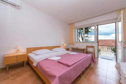 Posteľ alebo postele v izbe v ubytovaní Apartments and rooms by the sea Brela, Makarska - 2752
