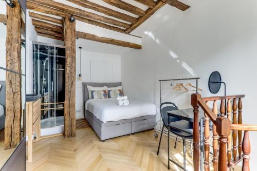 une chambre avec un lit et un parquet dans l'établissement Le princier - Charmant & proche Jardin luxembourg, à Paris