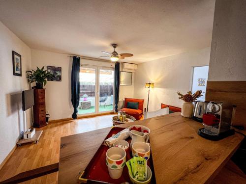 - un salon avec une table et des tasses dans l'établissement Lucia - Proche mer, Balcon, Clim - by TGB, à Ajaccio