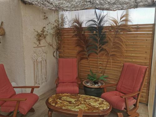 une chambre avec deux chaises et une pizza sur une table dans l'établissement Carnon-Plage, Beach House, à Mauguio