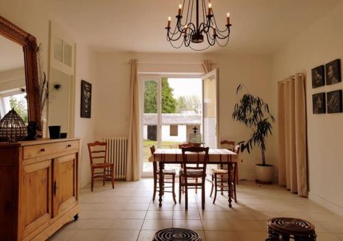 une cuisine et une salle à manger avec une table et des chaises dans l'établissement La villa Heidi, à Saint-Mars-la-Jaille