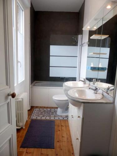 une salle de bain avec deux lavabos et un WC dans l'établissement La villa Heidi, à Saint-Mars-la-Jaille