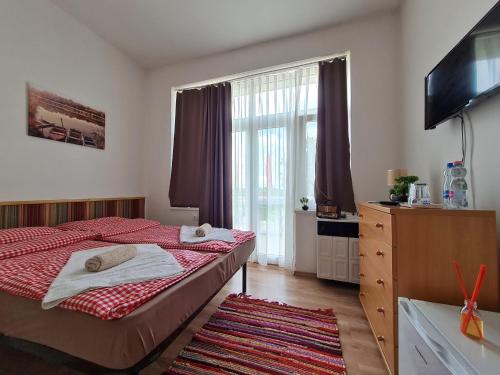 Un pat sau paturi într-o cameră la Tó Szálló