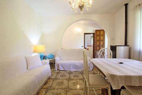 a living room with a bed and a table at Casa Pero in Montignoso