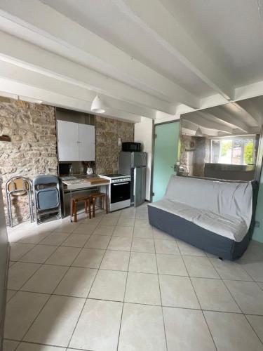 une grande chambre avec un lit et une cuisine dans l'établissement Ti Ar Mor proche des plages de Loctudy, à Loctudy