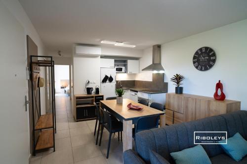 un salon et une cuisine avec un canapé et une table dans l'établissement T4 climatisé avec piscine à 400m de la mer, à Vias