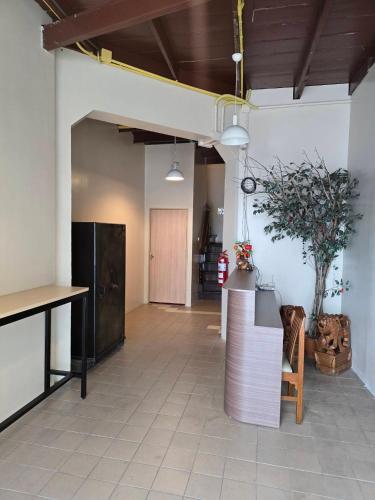 a room with a counter and a table and chairs at Victory place 2 (Golden Mount) in Bangkok