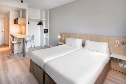 Кровать или кровати в номере B&B HOTEL Barcelona Sant Cugat