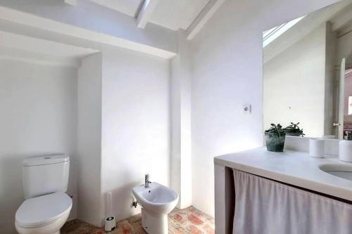 Bilik mandi di Casa Típica com Pátio e Tanque