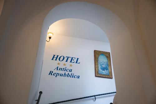 Certifikát, hodnocení, plakát nebo jiný dokument vystavený v ubytování Hotel Antica Repubblica in Amalfi center at 100mt from the sea