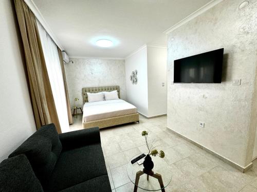 ein Wohnzimmer mit einem Bett und einer Couch in der Unterkunft Lajla Apartments in Dobra Voda