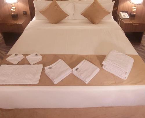 Un pat sau paturi într-o cameră la قصر القبة للأجنحة الفندقية Qasr Al Qobba Hotel Suites