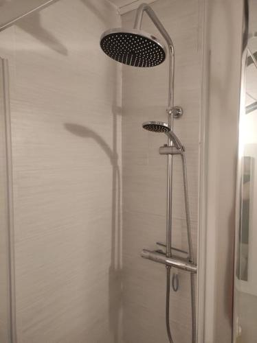 une douche avec pommeau de douche dans une salle de bain dans l'établissement L'effet MER - Plage - Sablettes, à La Seyne-sur-Mer