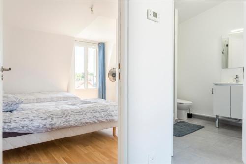 une chambre avec un lit et une fenêtre dans l'établissement Appartement moderne proximité de Paris avec Parking, à Choisy-le-Roi