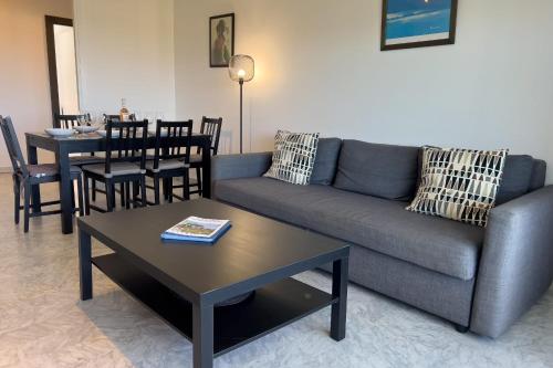 un salon avec un canapé et une table dans l'établissement LA ROSERAIE for 6 By Sunset Riviera Holidays, à Antibes