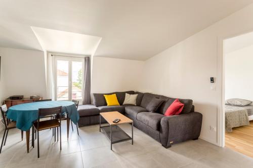 un salon avec un canapé et une table dans l'établissement Appartement moderne proximité de Paris avec Parking, à Choisy-le-Roi