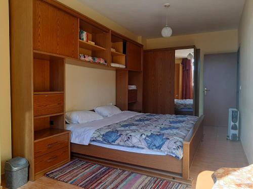 sypialnia z dużym łóżkiem i drewnianymi szafkami w obiekcie Enki's Guesthouse w Tiranie