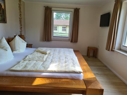 a large bed in a bedroom with a window at Ferienhaus Saupe in Schaprode