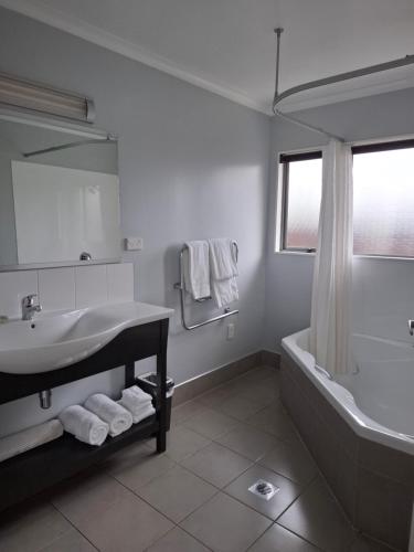 Ett badrum på Aveda Motor Lodge