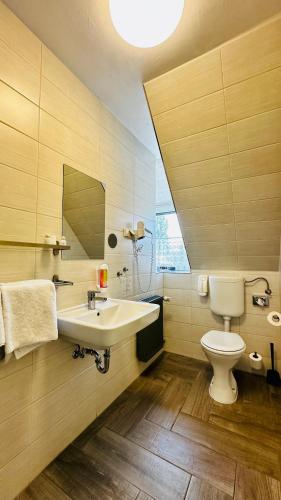 a bathroom with a sink and a toilet at Georgenberg in Spremberg