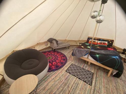 Disco tent secret garden glamping tesisinde bir oturma alanı