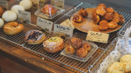 Eine Vitrine mit verschiedenen Donut-Sorten in einer Bäckerei in der Unterkunft cometa伊勢志摩の一番星Venusウィーナス in Ōsasu