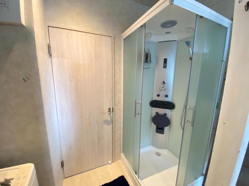 eine Dusche mit Glastür im Bad in der Unterkunft Amami - Hotel - Vacation STAY 09731v in Amami