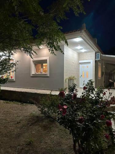 a small white house with a window and a door at Altera Vita in Agía Zóni