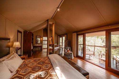 sypialnia z dużym łóżkiem w pokoju w obiekcie Kapama Buffalo Camp w mieście Kapama Private Game Reserve