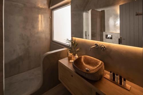 Ένα μπάνιο στο Coco-Mat Hotel Santorini