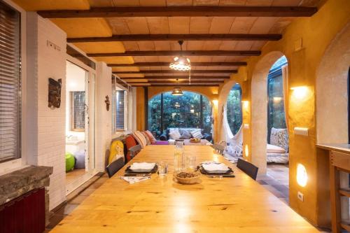 a large dining room with a long wooden table at Casa Armonía Natura, Villa, Loft & Casa estudio in Camargo
