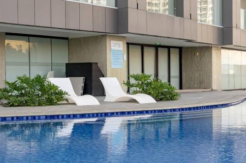 Kolam renang di atau dekat dengan Glamorous Luxury 2 Bedroom Apartment in Aeon Towers I Panoramic Views I Free Wi-fi, Gym and Pool I by Bleuspace