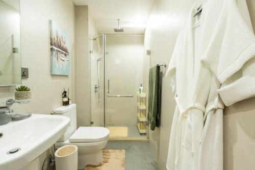 Bilik mandi di Glamorous Luxury 2 Bedroom Apartment in Aeon Towers I Panoramic Views I Free Wi-fi, Gym and Pool I by Bleuspace