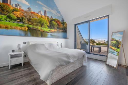 a bedroom with a large painting on the wall at Piscine - 10 personnes - 100m de la plage in Saint-Sébastien