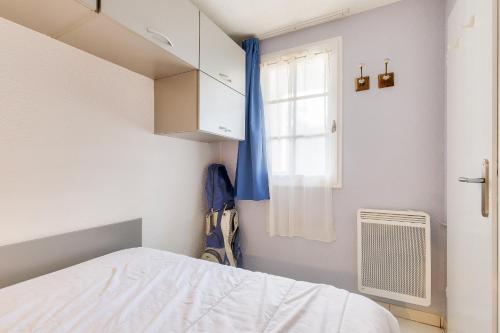 une petite chambre avec un lit et une fenêtre dans l'établissement Appartement 4 personnes vue mer et port de plaisance, à Saint-Hilaire-de-Talmont