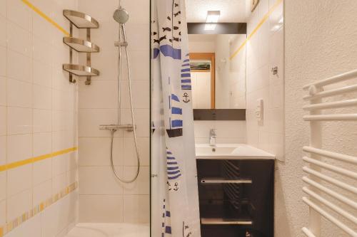 une salle de bain avec douche et lavabo dans l'établissement Appartement 4 personnes vue mer et port de plaisance, à Saint-Hilaire-de-Talmont