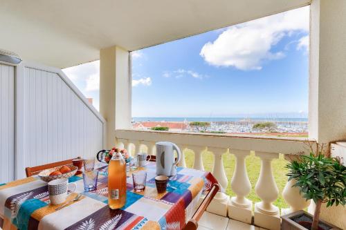 - une table sur un balcon avec vue sur l'océan dans l'établissement Appartement 4 personnes vue mer et port de plaisance, à Saint-Hilaire-de-Talmont