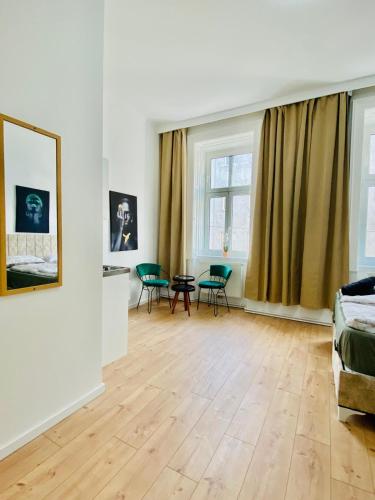 Budget Private Rooms in 8-Bedroom Apartment with Terrace