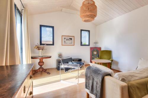 un salon avec un canapé et une table dans l'établissement En plein centre de Noirmoutier en l ile - Maison pour 6, à Noirmoutier-en-l'lle