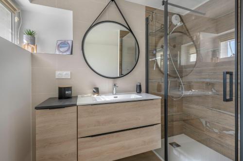 une salle de bain avec un lavabo et un miroir dans l'établissement Maison familiale à 400m de la mer pour 8, Pornic, à Pornic