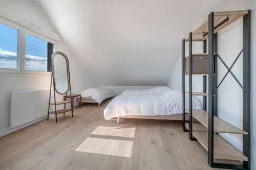 une chambre avec un lit superposé et un miroir dans l'établissement Maison familiale à 400m de la mer pour 8, Pornic, à Pornic