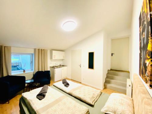 Budget Private Rooms in 8-Bedroom Apartment with Terrace