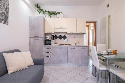 Kuchyň nebo kuchyňský kout v ubytování La gemma di Pisa mini casa giardino BBQ parcheggio