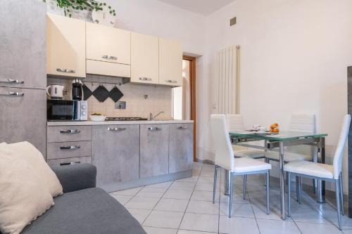 Kuchyň nebo kuchyňský kout v ubytování La Gemma di Pisa Appartamento near Cisanello Giardino Privato e Parcheggio e Self Check-in