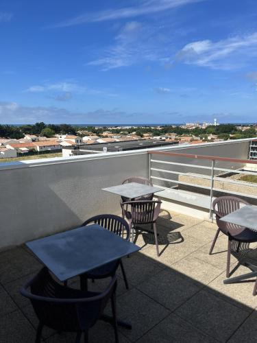 d'une terrasse sur le toit avec des tables et des chaises. dans l'établissement Domitys La Rose des Vents, à Saint-Gilles-Croix-de-Vie